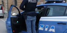 Roma, partorisce un bimbo e lo getta (ancora vivo) nel water: trovato morto in un tombino, arrestata la mamma