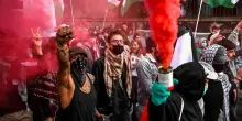 Eurovision 2025, fischi durante l'esibizione di Israele: fumogeni e proteste tra le strade di Basilea