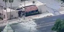 California, bomba esplode fuori da una clinica per la fecondazione assistita: un morto e cinque feriti. «Atto di violenza intenzionale»