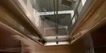 Ascensore con una famiglia all'interno precipita di 2 piani, tragedia sfiorata: feriti mamma, papà e due figli