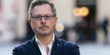 Danni all'auto della scorta di Francesco Emilio Borrelli: «Minacce da tiktoker, inneggiano alla camorra». Cosa è successo al deputato