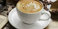 Cappuccino al bar, dove costa di meno: da Fiumicino a Perugia, la top ten. Le città italiane che amano di più il caffè
