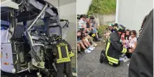 ?Camion contro uno scuolabus di bambini in gita, lo schianto in autostrada: morta una maestra incastrata tra le lamiere, 30 feriti