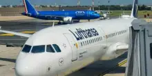 Paura sul volo Lufthansa, l'aereo resta senza nessuno al comando per 10 minuti: il capitano va in bagno, il copilota ha un malore improvviso