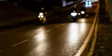 Cade dalla moto mentre fugge dalla polizia, morto 21enne: rivolta di parenti e amici in ospedale