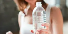Acqua in bottiglia del supermercato, la classifica Altroconsumo: «Sei marchi bocciati, presenza di inquinanti». Top e flop