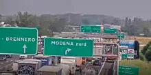 Incidente tra due tir sulla A1 Milano-Napoli tra Modena e il bivio con la A22 Brennero-Modena: 9 km di coda