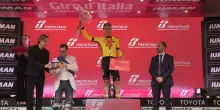 Giro d'Italia 2025, sprint di Olav Kooij a Viadana. Del Toro resta maglia rosa