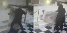 Messa in ritardo, parroco aggredito in chiesa mentre dà la comunione: pugni e botte ripresi in un video