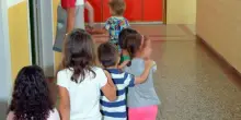 La maestra e i maltrattamenti ai bimbi della scuola dell'infanzia: aggressioni, minacce e percosse. Sospesa 6 mesi