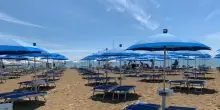 Spiaggia, quanto costano lettini e ombrelloni per l'estate 2025: i prezzi e la classifica delle località più o meno care