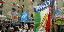 Napoli-Cagliari, petardi e cori sotto l'albergo dei sardi