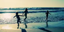 Bandiere Verdi 2025: le migliori spiagge per le vacanze con bambini in Italia e all'estero. Calabria al top, la classifica regione per regione