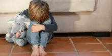 ?Bimbi di 1 e 4 anni lasciati soli in casa: trovati in lacrime e nel degrado