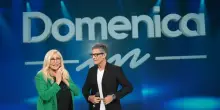 Mara Venier bacchetta divertita Fiorello: «Amore che hai combinato» e lo showman risponde: «Ma io la domenica uso il girello»