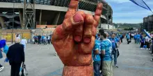 Cagliari-Napoli, compaiono delle corna giganti all'esterno del Maradona