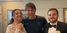 Scudetto Napoli, Conte posa con gli sposi in ritiro prima della sfida con il Cagliari