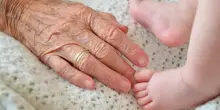 Nipotino piange, lo zio prova ad accoltellarlo: la nonna di 81 anni para i colpi con il suo corpo e lo salva