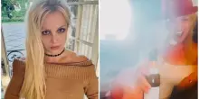 Britney Spears crea caos su un aereo bevendo vodka e fumando (come se fosse normale): «Il mio amico me l'ha messa in bocca»