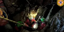 Escursionista scivola in una grotta e muore (dopo un volo di 15 metri) sotto gli occhi degli amici: «Erano in un'area chiusa al pubblico»