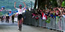 Giro d'Italia 2025, maxi caduta a Nova Gorica: vince Asgreen, Tiberi perde cinque posizioni, Ciccone prende 16 minuti