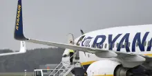 Ryanair, il volo ritarda di 7 minuti ma l'aeroporto di Berlino chiude: per 189 passeggeri odissea notturna in bus