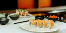 Sushi al ristorante e fuga senza pagare il conto da 180 euro, scoppia il caos al ristorante: «Uno del gruppo ha aggredito la cameriera»