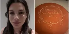 Emma Marrone in lacrime per i 41 anni: «Dormo ancora nel lettone con mamma». La festa e il messaggio commovente al papà