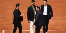 Nadal, il tributo di Parigi per la leggenda spagnola: le lacrime e l'abbraccio con Federer, Djokovic e Murray