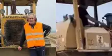 Lerry Gnoli ?star? social: decine di video a bordo della ruspa in spiaggia su TikTok. Gli amici: «Sei il mago della sabbia»