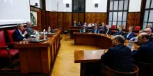 Ilva, produzione dimezzata. Urso: «Ristori per l'indotto»