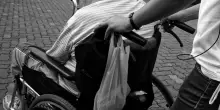 Milano, paraplegico torna a camminare dopo un intervento al San Raffaele: Andrea, 33 anni, aveva gravi lesioni al midollo