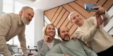 Altro che boomer, sorpresa over 65: «Sono iperconnessi come i millennials». Cosa dicono i numeri in Italia