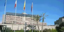 Catania, prof palpa il seno a una studentessa e viene assolto: «Poca pressione e nessuna allusione sessuale»