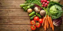 La dieta mediterranea, alcol da evitare e carni bianche massimo 2 giorni a settimana e attenzione alle patate: la nuova piramide alimentare
