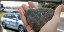 Nocera inferiore, sassi lanciati sulle auto dal cavalcavia dell'autostrada