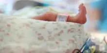 Neonato di un mese muore in culla a Roma: malore nel sonno, l'incubo dei genitori. «Si sono accorti che non respirava»
