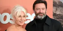 Hugh Jackman divorzia dopo 29 anni di matrimonio. Il dolore della moglie Deborra-Lee Furness: «Il tradimento è stato un trauma»