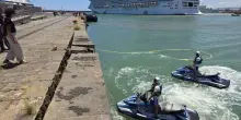 Nave da crociera rompe gli ormeggi: 2 turisti in mare (feriti marito e moglie). Paura per il forte vento a Catania