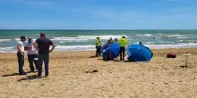 Malore fatale in spiaggia, turista muore davanti alla moglie: il dramma durante una passeggiata
