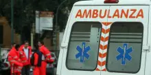 Aggredisce la ex in strada, poi fugge in auto e ha un incidente: la donna salvata dalla vicesindaca