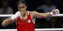 Imane Khelif, stop della federazione mondiale di Boxe: «Senza test sulla sessualità non potrà combattere tra le donne»