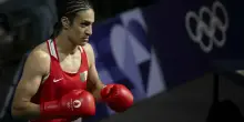 «Imane Khelif non può combattere tra le donne senza test di genere»: la federazione mondiale di Boxe esclude la pugile algerina