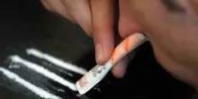 Scoperto dalla madre mentre sniffa cocaina in casa: viene preso a bastonate e finisce in ospedale