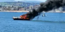 Yacht in fiamme, inferno a bordo: barca divorata dal fuoco, tre persone salvate da un gommone