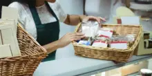 Malata di tubercolosi va al lavoro al negozio di alimentari anziché ricoverarsi: trovata dietro al bancone senza mascherina