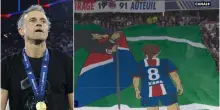 Luis Enrique, la coreografia da brividi dei tifosi del Psg per l'omaggio alla figlia Xana