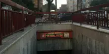 Roma, 19enne accoltellato davanti alla metro sotto gli occhi della fidanzata: è grave. Aggredito da un gruppo di ragazzi