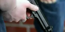 Napoli, minorenne rapinato e minacciato con pistola: colpito anche al volto con un pugno