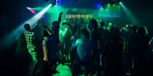 Ragazzo preso a martellate in testa al culmine di una rissa fuori da una discoteca: è gravissimo